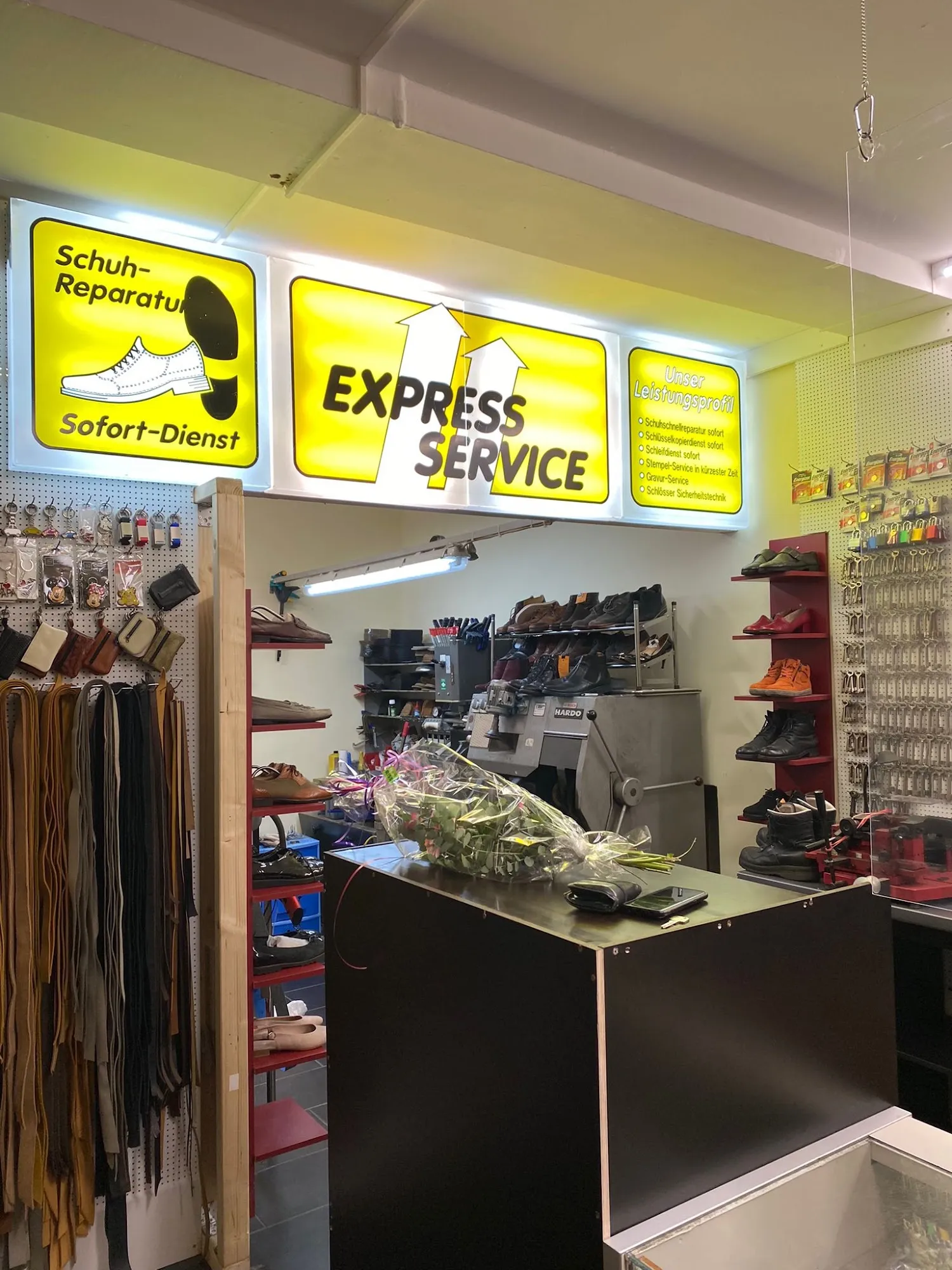 Maschinen zur Schuhreparatur im Geschäft